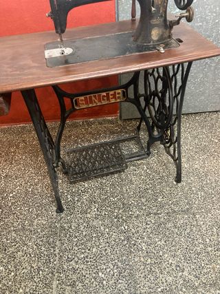 Mueble Singer restaurado con máquina