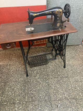 Mueble Singer restaurado con máquina