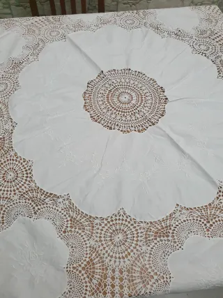 Tovaglia rotonda bianca con pizzo