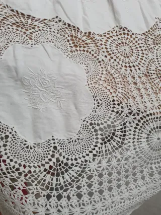 Tovaglia rotonda bianca con pizzo