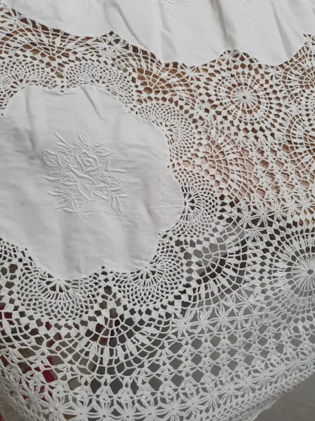 Tovaglia rotonda bianca con pizzo