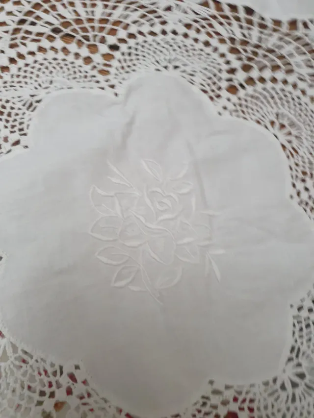 Tovaglia rotonda bianca con pizzo