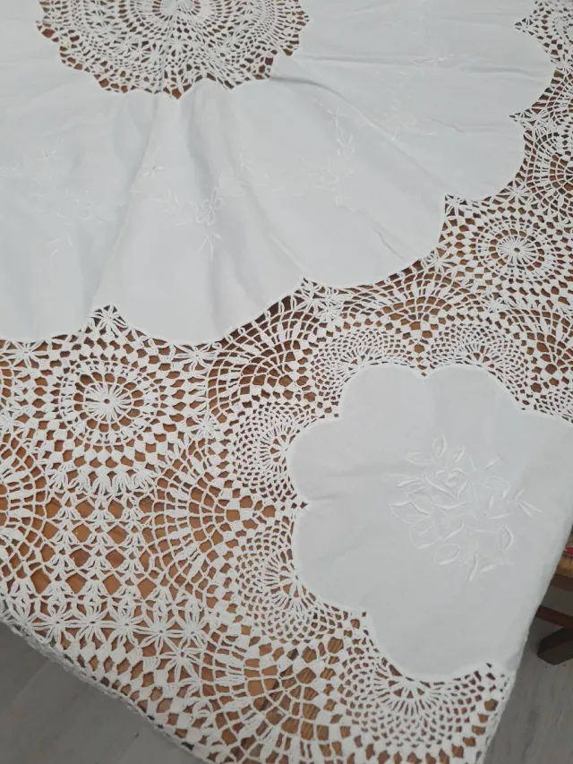 Tovaglia rotonda bianca con pizzo
