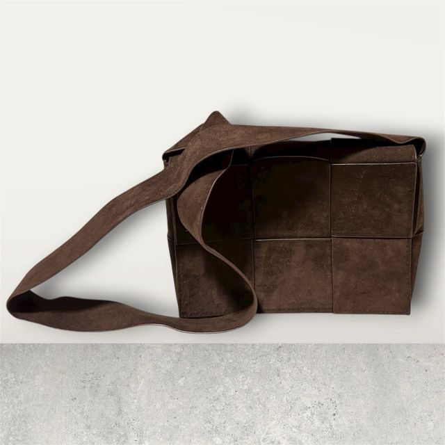 Bolso de ante marrón tejido