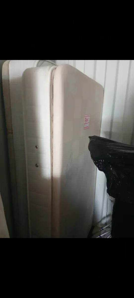 Somier 1.05 con piedi e materasso beige