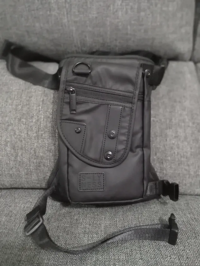 Bolsa pernera de piel negra