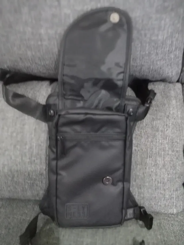 Bolsa pernera de piel negra