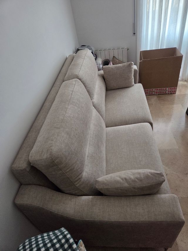 Sofá de tela beige extensible