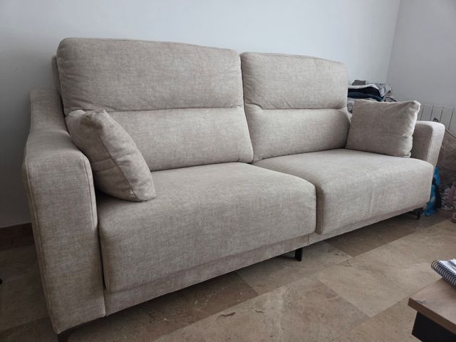 Sofá de tela beige extensible