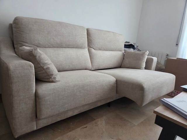 Sofá de tela beige extensible