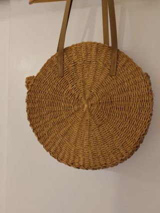 Bolso redondo de rafia