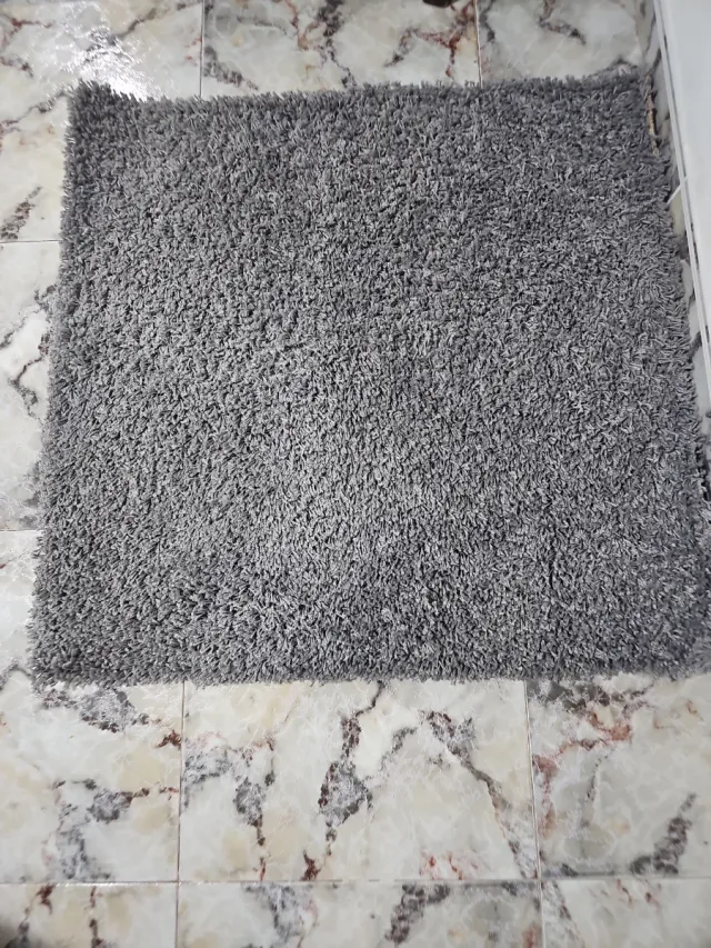 Alfombra pequeña gris de tela