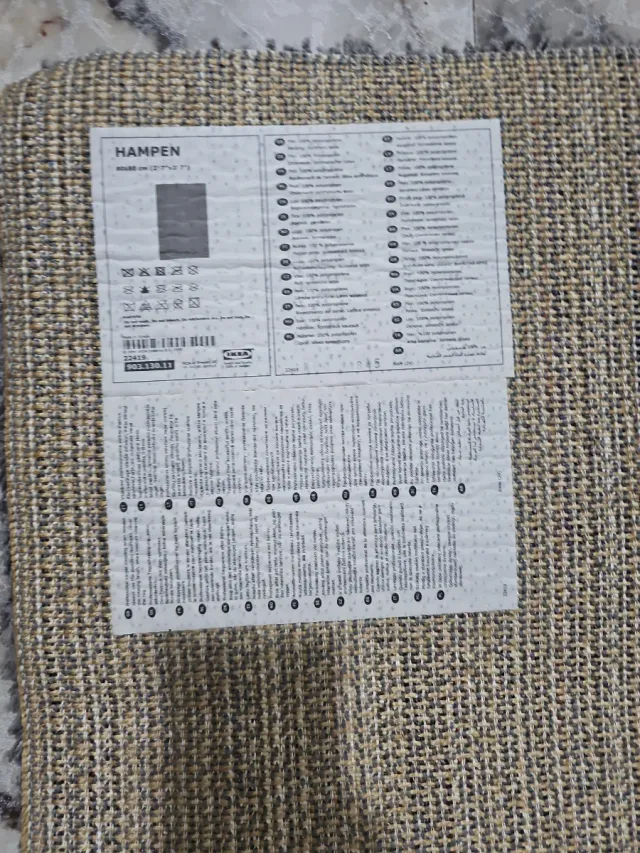 Alfombra pequeña gris de tela