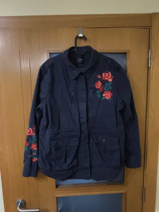 Chaqueta C&A azul con flores bordadas