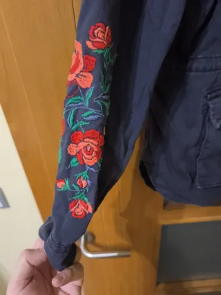 Chaqueta C&A azul con flores bordadas