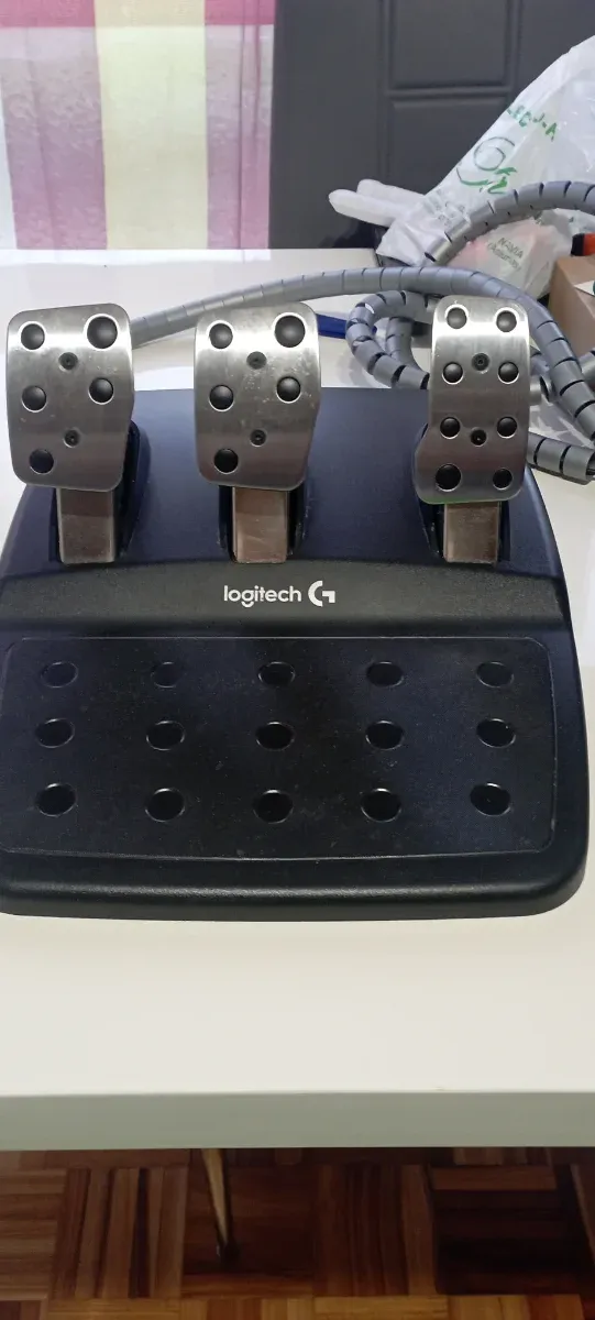 Volante y Pedales Logitech, más juego Gran Turismo