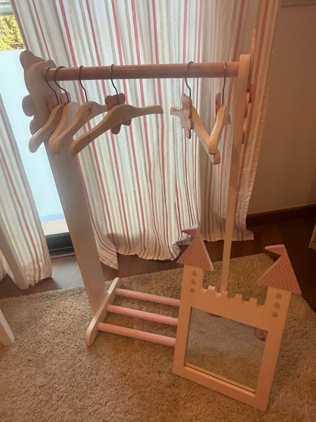 Trona infantil rosa, perchero y espejo