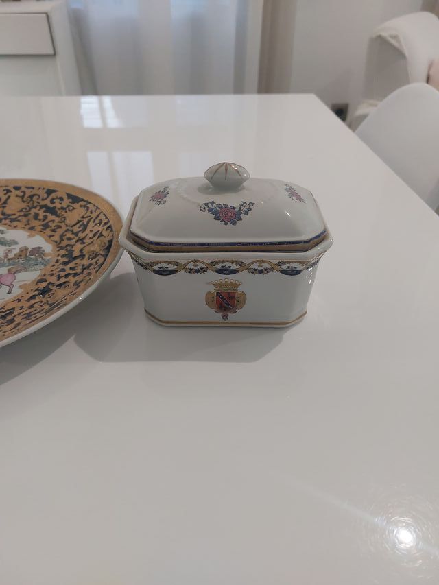Plato y caja de porcelana decorada