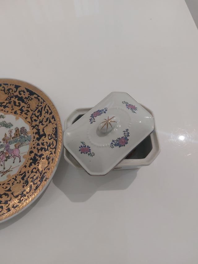 Plato y caja de porcelana decorada