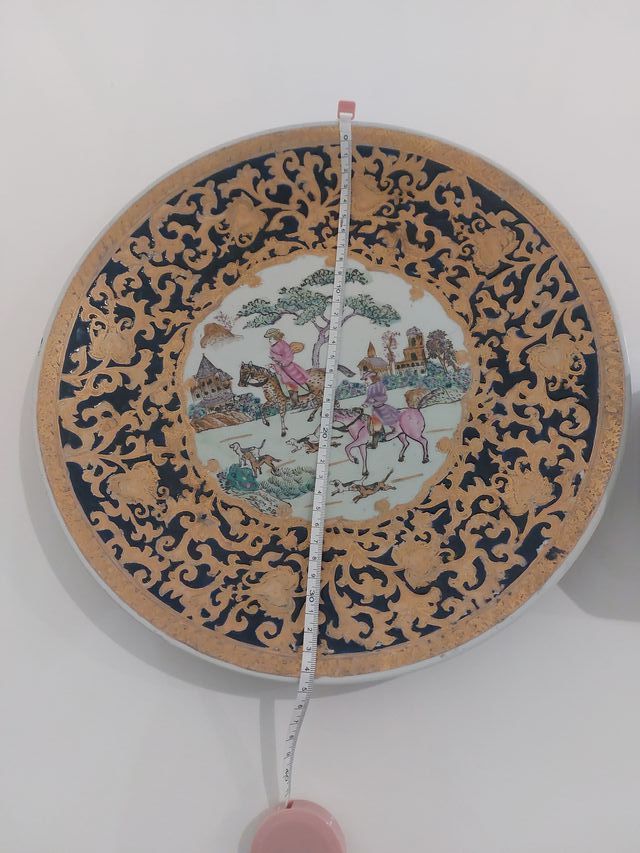 Plato y caja de porcelana decorada