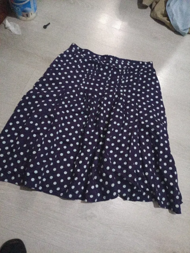 Falda azul con lunares blancos