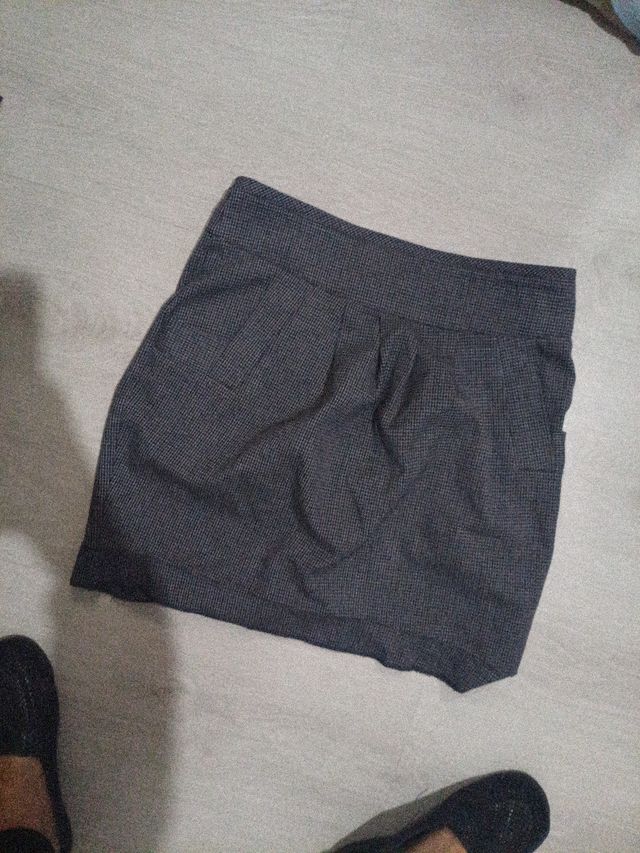 Falda azul con lunares blancos