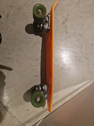 Monopatín naranja para niños