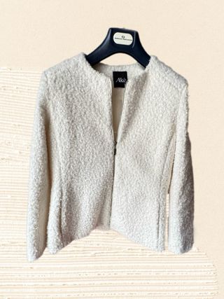 Elegant vintage women’s winter white fitted coat