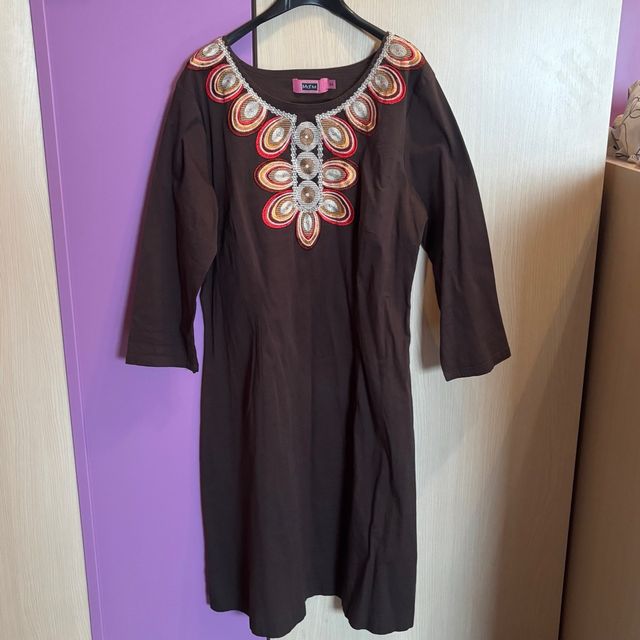 Vestido marrón con bordado floral