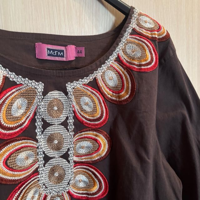 Vestido marrón con bordado floral