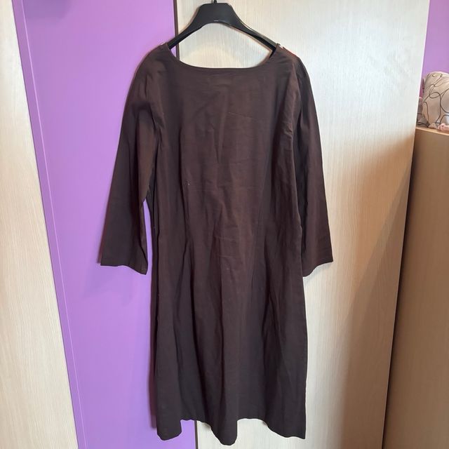 Vestido marrón con bordado floral