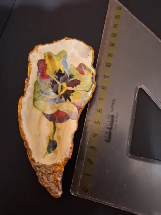 Ostrica decorata con viola e bordo oro