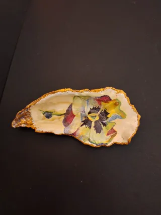 Ostrica decorata con viola e bordo oro