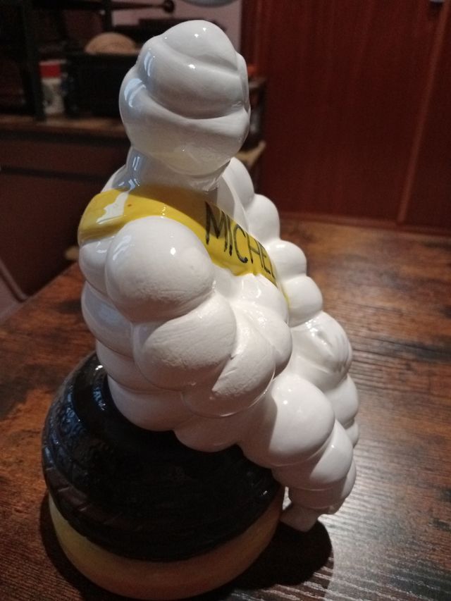 Figura cerámica Michelin Bibendum pintada a mano