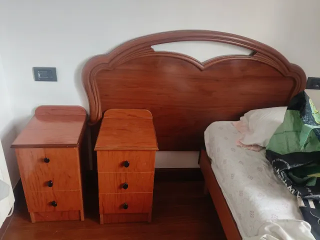 Habitación de madera: mesitas y cabecero