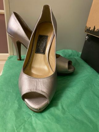 Zapatos de tacón plateados piel talla 39