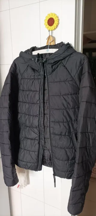 Plumas negra con capucha