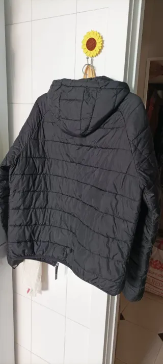 Plumas negra con capucha