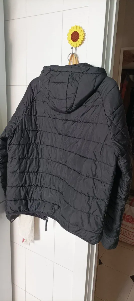 Plumas negra con capucha