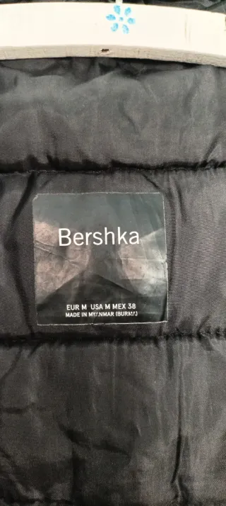 Plumas negra con capucha