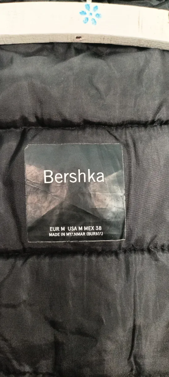 Plumas negra con capucha