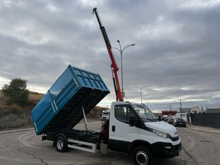 Iveco Daily Basculante con Grúa
