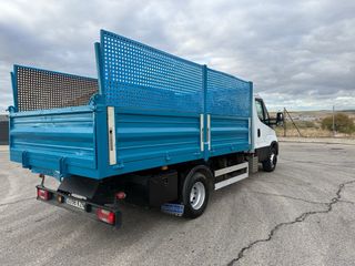 Iveco Daily Basculante con Grúa
