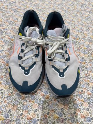 Zapatillas Nike grises y verde azulado