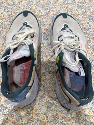 Zapatillas Nike grises y verde azulado