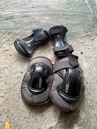 Patines en línea azules y grises