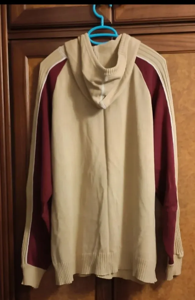 Chaqueta con capucha y cremallera