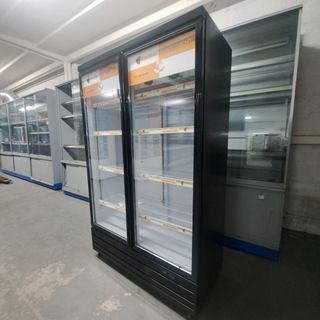 Nevera expositora de bebidas supermercado