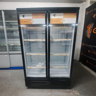 Nevera expositora de bebidas supermercado