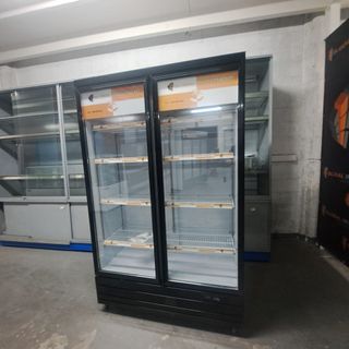 Nevera expositora de bebidas supermercado